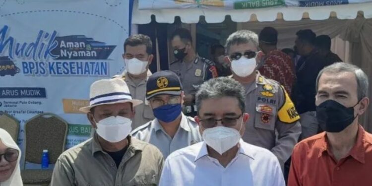 Direktur Perencanaan, Pengembangan, dan Manajemen Risiko BPJS Kesehatan, Mahlil Rubby (kedua kanan) di rest area Ahad (8/5/2022). (MASAPNEWS/ANT/HO-BPJS Kesehatan)
