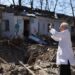 Dokter Anatolii Pavlov mengambil gambar rumah sakit jiwa yang rusak akibat terkena serangan militer Rusia ke Ukraina di Mykolaiv, Ukraina, Selasa (22/3/2022). (MASAPNEWS/ANT/REUTERS)