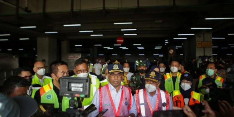 Menteri Perhubungan Budi Karya Sumadi (tengah) memberikan keterangan pers saat kunjungannya di Terminal 2 Domestik Bandara Soekarno Hatta, Tangerang, Banten, Minggu (8/5/2022). (MASAPNEWS/ANT)