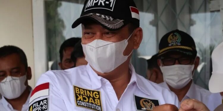 Ketua MPR apresiasi pengabdian BIN jaga kedaulatan bangsa MASAPNEWS - Ketua MPR RI Bambang Soesatyo mengapresiasi pengabdian Badan Intelijen Negara (BIN) yang berusia 76 tahun dalam menjaga kedaulatan bangsa melalui tugas dan fungsinya di bidang intelijen, seperti menyajikan informasi dan analisis untuk keperluan operasi militer negara, rencana kontinjensi, serta kebijakan pertahanan negara. "Selain itu mendeteksi secara dini berbagai bentuk ancaman potensial dan faktual yang dapat mengganggu kedaulatan Indonesia, BIN di bawah kepemimpinan Jenderal (purn) Budi Gunawan juga menjadi bagian dari kekuatan Indonesia dalam mempercepat vaksinasi COVID-19 ke berbagai lapisan kalangan masyarakat," kata Bambang Soesatyo atau Bamsoet dalam keterangannya di Jakarta, Senin. Dia mengatakan kinerja BIN dalam menghadapi pandemi COVID-19 bergerak cepat menyiapkan mobile lab, intelijen medik, rapid test, desinfektan, hingga menyumbang pusat-pusat kesehatan rujukan, terutama di daerah yang menjadi episentrum penyebaran COVID-19. Menurut dia, Kepala BIN juga berperan besar dalam menciptakan stabilitas politik Indonesia sehingga lima tahun ini terasa sejuk dan hangat. "Suhu dan tensi politik tidak pernah sampai panas, sehingga tidak mengganggu situasi kondusif pembangunan Indonesia. Tidak heran jika berbagai agenda besar bangsa, seperti pembangunan Ibu Kota Negara (IKN) Nusantara di Kalimantan Timur, bisa berjalan dengan lancar," ujarnya. Bamsoet menilai BIN harus bekerja ekstrakeras terkait kondisi terkini seperti pasca-pandemi COVID-19, perkembangan geopolitik dunia akibat perang Rusia-Ukraina, dan berbagai kondisi tatanan dunia yang semakin berkembang pesat akibat kemajuan teknologi informasi. Menurut dia, ancaman terbesar bangsa Indonesia juga terdapat di spionase, subversi dan sabotase yang ditengarai terjadi karena intervensi asing, selain ancaman terorisme, radikalisme, konflik perbatasan, separatisme, maupun konflik horisontal, vertikal, dan diagonal "Karena itu Sumber Daya Manusia (SDM) intelijen harus kuat, dengan mengedepankan asas profesional, kerahasiaan, kompartementasi, koordinatif, dan integratif," ujarnya. Bamsoet mengatakan Indonesia masih tetap tegak berdiri hingga saat ini karena peran para intelijen Indonesia yang telah menjalankan tugas dan fungsinya dengan sangat baik karena SDM Indonesia di dunia intelijen bukan orang sembarangan. Karena itu dia mengapresiasi kinerja BIN pada usia ke-76 tahun (7 Mei 1946 - 7 Mei 2022), para taruna-taruni dan para perwira intelijen yang telah memilih jalan sunyi menjalankan tugas negara. "Jalan sunyi tersebut, seorang intelijen jika berhasil tidak dipuji, jika gagal dicaci maki. Jika hilang tidak akan dicari, jika mati tidak ada yang mengakui," katanya. (ANT/MN-2)