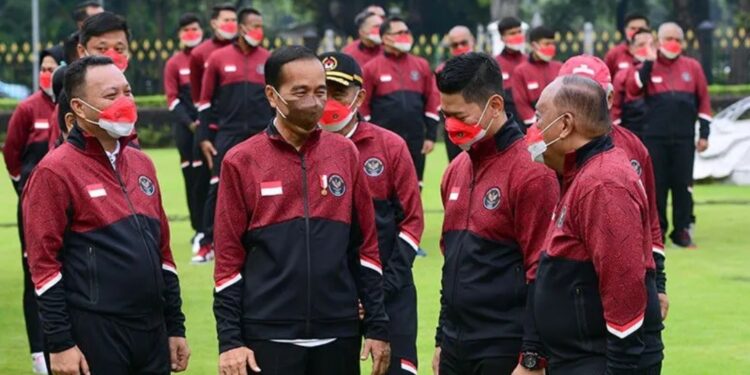 Presiden Joko Widodo berbincang dengan Ketua Umum KONI Pusat Marciano Norman (kanan), Ketua Umum KOI Raja Sapta Oktohari (dua kanan) dan Chief de Mission/CdM Tim Indonesia di SEA Games ke-31 Vietnam Ferry Kono (kiri) pada acara pelepasan yang digelar di halaman Istana Merdeka, Jakarta, Senin (9/5/2022). (MASAPNEWS/ANT)