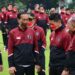 Presiden Joko Widodo berbincang dengan Ketua Umum KONI Pusat Marciano Norman (kanan), Ketua Umum KOI Raja Sapta Oktohari (dua kanan) dan Chief de Mission/CdM Tim Indonesia di SEA Games ke-31 Vietnam Ferry Kono (kiri) pada acara pelepasan yang digelar di halaman Istana Merdeka, Jakarta, Senin (9/5/2022). (MASAPNEWS/ANT)