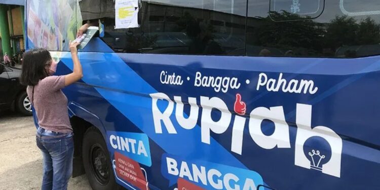 Masyarakat sedang menukarkan uang baru melalui kas keliling milik Bank Indonesia di Pasar Pramuka, Jakarta Timur, Kamis (28/4/2022). (MASAPNEWS/ANT)