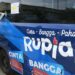 Masyarakat sedang menukarkan uang baru melalui kas keliling milik Bank Indonesia di Pasar Pramuka, Jakarta Timur, Kamis (28/4/2022). (MASAPNEWS/ANT)