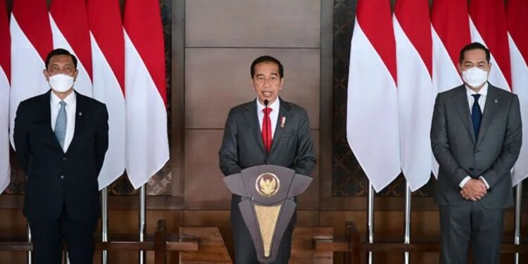 Presiden Joko Widodo didampingi Menteri Koordinator Bidang Kemaritiman dan Investasi Luhut Binsar Panjaitan (kiri) dan Menteri Perdagangan Muhammad Lutfi (kanan), memberi keterangan pers sebelum melakukan kunjungan kerja ke Washington DC, AS dari Bandara Internasional Soekarno Hatta, Tangerang, Banten, Selasa (10/5/2022). (MASAPNEWS/ANT/HO-Biro Pers Setpres)