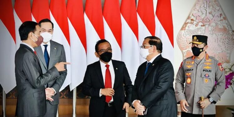 Presiden Joko Widodo berbincang dengan Sekretaris Kabinet Pramono Anung (dua kanan), Menteri Sekretaris Negara Pratikno (tengah), Menteri Perdagangan Muhammad Lutfi (dua kiri) serta Kapolri Jenderal Pol. Listyo Sigit Prabowo (kanan) sebelum melakukan kunjungan kerja ke Washington DC, AS dari Bandara Internasional Soekarno-Hatta, Tangerang, Banten, Selasa (10/5/2022). (MASAPNEWS/ANT/HO-Biro Pers Setpres)
