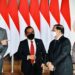 Presiden Joko Widodo berbincang dengan Sekretaris Kabinet Pramono Anung (dua kanan), Menteri Sekretaris Negara Pratikno (tengah), Menteri Perdagangan Muhammad Lutfi (dua kiri) serta Kapolri Jenderal Pol. Listyo Sigit Prabowo (kanan) sebelum melakukan kunjungan kerja ke Washington DC, AS dari Bandara Internasional Soekarno-Hatta, Tangerang, Banten, Selasa (10/5/2022). (MASAPNEWS/ANT/HO-Biro Pers Setpres)