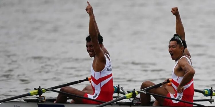 Pedayung Ardi Risedi (kiri) dan Kakan Rusmana berselebrasi usai mencapai garis finis di urutan pertama dalam babak final nomor lightweight manÃs double scull cabana saying SEA Games 2021 di Hai Phong, Vietnam, Rabu (11/5/2022). Ardi dan Kakan memenangkan medali emas yang pertama bagi kontingen Indonesia dalam SEA Games Vietnam. (MASAPNEWS/ANT)