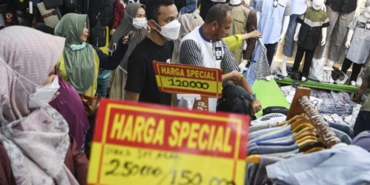 Ilustrasi - Pengunjung mencoba pakaian di zona busana muslim Thamrin City, Jakarta, Minggu (17/4/2022). Dua pekan jelang lebaran, pusat perbelanjaan Thamrin City mulai ramai dikunjungi warga yang ingin membeli busana muslim. (MASAPNEWS/ANT)
