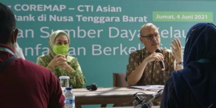 Direktur Kelautan dan Perikanan Kementerian PPN/Bappenas, Sri Yanti dalam kegiatan program Coral Reef Rehabilitation Management Program - Coral Triangle Initiative (COREMAP-CTI) atau program rehabilitasi dan pengelolaan terumbu karang di kawasan wisata Gili Matra dan Gili Balu, Nusa Tenggara Barat (NTB). (MASAPNEWS/ANT/Diskominfotik NTB)