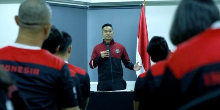 Ketua Umum PB PRSI Anindya Novyan Bakrie memberikan motivasi kepada perenang yang akan berlaga pada SEA Games Hanoi, Vietnam sekaligus melepas skuad Merah Putih di Aryaduta, Jakarta, Rabu (11/5/2022). (MASAPNEWS/ANT/HO-PB PRSI)