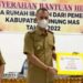 Tangkapan layar – Bupati Gunung Mas Jaya S Monong didampingi Kabag Administrasi Kesejahteraan Rakyat dan Kemasyarakatan di Setda Gunung Mas Vonny Rita (kiri) menyalurkan bantuan dana hibah rumah ibadah di Kecamatan Rungan Barat, Selasa (19/4/2022), pada akun Facebook @Sobat Muda Jaya. (MASAPNEWS/ANT)