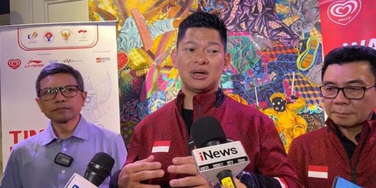 Ketua Umum Komite Olimpiade Indonesia (KOI) Raja Sapta Oktohari setelah kegiatan ramah tamah dengan Dubes RI untuk Vietnam Denny Abdi (kiri) dan Deputi IV Kemenpora Chandra Bakti di Hanoi, Vietnam, Rabu (11/5) malam. (MASAPNEWS/ANT)