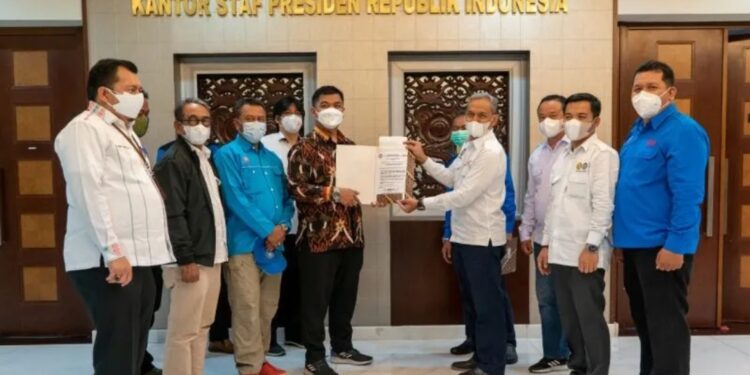 Deputi IV Kepala Staf Kepresidenan RI Juri Ardiantoro didampingi Tenaga Ahli Utama Kantor Staf Presiden Joanes Joko menerima perwakilan massa buruh yang tergabung dalam Konfederasi Serikat Pekerja Seluruh Indonesia (KSPSI) di Gedung Bina Graha Jakarta, Kamis (12/5/2022). (MASAPNEWS/ANT/HO-Kantor Staf Presiden)