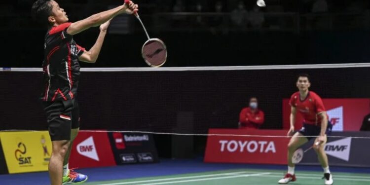 Pebulu tangkis tunggal putra Indonesia Anthony Sinisuka Ginting (kiri) mengembalikan kok ke arah lawannya pebulu tangkis tunggal putra Cina Zhao Jun Peng dalam pertandingan babak Piala Thomas 2022 di Impact Arena, Bangkok, Thailand, Kamis (12/5/2022). (MASAPNEWS/ANT)