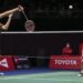 Pebulu tangkis tunggal putra Indonesia Anthony Sinisuka Ginting (kiri) mengembalikan kok ke arah lawannya pebulu tangkis tunggal putra Cina Zhao Jun Peng dalam pertandingan babak Piala Thomas 2022 di Impact Arena, Bangkok, Thailand, Kamis (12/5/2022). (MASAPNEWS/ANT)