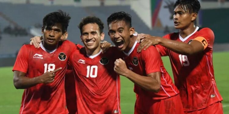Pesepak bola Timnas Indonesia Egy Maulana Vikri (kedua kiri) bersama rekan-rekannya berselebrasi usai mencetak gol ke gawang Timnas Timor Leste dalam laga lanjutan Grup A Sepak Bola SEA Games 2021 Vietnam di Stadion Viet Tri, Phu Tho, Vietnam, Selasa (10/5/2022). (MASAPNEWS/ANT)