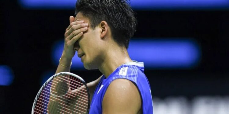 Pebulu tangkis tunggal putra Jepang Kento Momota mengusap wajahnya saat melawan pebulu tangkis tunggal putra Indonesia Anthony Sinisuka Ginting dalam pertandingan babak semifinal Piala Thomas 2022 di Impact Arena, Bangkok, Thailand, Jumat (13/5/2022). Kento Momota kalah dari Anthony Sinisuka Ginting dengan skor 13-21, 21-14 dan 12-21. (MASAPNEWS/ANT)