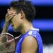 Pebulu tangkis tunggal putra Jepang Kento Momota mengusap wajahnya saat melawan pebulu tangkis tunggal putra Indonesia Anthony Sinisuka Ginting dalam pertandingan babak semifinal Piala Thomas 2022 di Impact Arena, Bangkok, Thailand, Jumat (13/5/2022). Kento Momota kalah dari Anthony Sinisuka Ginting dengan skor 13-21, 21-14 dan 12-21. (MASAPNEWS/ANT)