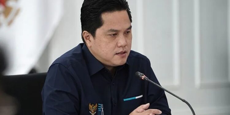 Erick Thohir motivasi petugas PNM Mekaar tingkatkan kapabilitas MASAPNEWS - Menteri BUMN Erick Thohir memotivasi para petugas bidang account officer (AO) PNM Mekaar yang mayoritas merupakan generasi muda untuk terus meningkatkan kapasitas dan kapabilitas. "Saya berharap AO-AO yang lulusan SMA bisa terus meningkatkan kapabilitas karena ingat, masa depan Indonesia ada di generasi muda, ada di kalian semua," ujar Erick Thohir dalam keterangan tertulis yang diterima di Jakarta, Sabtu. Menteri BUMN menyapa sekitar 700 AO PNM Mekaar wilayah Majalengka, Jawa Barat yang begitu bersemangat menyambut kehadirannya dalam acara halal bihalal. Dalam kesempatan tersebut, Erick Thohir begitu terkesan saat mendengar perjalanan hidup seorang AO Mekaar yang bernama Casrini. Perempuan yang menjadi AO terbaik se-Majalengka itu mengaku awalnya ingin melanjutkan kuliah setelah lulus SMA. Terlebih, Casrini mendapatkan beasiswa di Sekolah Tinggi Pariwisata Bandung (STPB). Ikhtiar Casrini mendapatkan pekerjaan pun tak mudah. Sempat memasukkan lamaran ke sejumlah perusahaan di Majalengka hingga Cikarang, namun tak kunjung mendapat jawaban. Saat merasa sudah pasrah, semangat Casrini kembali menyala tatkala sebuah perusahaan ternama menghubunginya untuk tes wawancara di Cikarang. Tapi Tuhan berencana lain, Casrini dan ibu kecelakaan saat seminggu lagi mau wawancara ke Cikarang, ibu tangan kanannya patah dan Casrini pun tidak bisa melanjutkan wawancara di Cikarang. Casrini pun mengaku telah menerima kenyataan untuk tak pergi merantau. Ia memilih merawat sang ibu. Saat mendapat kesempatan menjadi AO Mekaar tidak sedikit pun ia sia-siakan. Casrini tak hanya membantu ibu-ibu nasabah Mekaar dalam meningkatkan kualitas usahanya, melainkan juga membantu perekonomian keluarganya. Erick Thohir mengaku tersentuh dengan perjalanan Casrini dalam membantu perekonomian keluarganya, meski harus memupus mimpinya untuk kuliah. Sebagai apresiasi, Erick akan mewujudkan mimpi Casrini yang sempat terhenti. "Masih mau kuliah? kuliah ya, nanti diatur ke saya ya Pak Dirut (PT PNM). Tapi nanti kalau kuliah mesti yang daring, UT negeri ya supaya tetap bisa sambil kerja dan tinggalnya tetap di rumah," kata Erick Thohir. (ANT/MN-2)