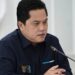 Erick Thohir motivasi petugas PNM Mekaar tingkatkan kapabilitas MASAPNEWS - Menteri BUMN Erick Thohir memotivasi para petugas bidang account officer (AO) PNM Mekaar yang mayoritas merupakan generasi muda untuk terus meningkatkan kapasitas dan kapabilitas. "Saya berharap AO-AO yang lulusan SMA bisa terus meningkatkan kapabilitas karena ingat, masa depan Indonesia ada di generasi muda, ada di kalian semua," ujar Erick Thohir dalam keterangan tertulis yang diterima di Jakarta, Sabtu. Menteri BUMN menyapa sekitar 700 AO PNM Mekaar wilayah Majalengka, Jawa Barat yang begitu bersemangat menyambut kehadirannya dalam acara halal bihalal. Dalam kesempatan tersebut, Erick Thohir begitu terkesan saat mendengar perjalanan hidup seorang AO Mekaar yang bernama Casrini. Perempuan yang menjadi AO terbaik se-Majalengka itu mengaku awalnya ingin melanjutkan kuliah setelah lulus SMA. Terlebih, Casrini mendapatkan beasiswa di Sekolah Tinggi Pariwisata Bandung (STPB). Ikhtiar Casrini mendapatkan pekerjaan pun tak mudah. Sempat memasukkan lamaran ke sejumlah perusahaan di Majalengka hingga Cikarang, namun tak kunjung mendapat jawaban. Saat merasa sudah pasrah, semangat Casrini kembali menyala tatkala sebuah perusahaan ternama menghubunginya untuk tes wawancara di Cikarang. Tapi Tuhan berencana lain, Casrini dan ibu kecelakaan saat seminggu lagi mau wawancara ke Cikarang, ibu tangan kanannya patah dan Casrini pun tidak bisa melanjutkan wawancara di Cikarang. Casrini pun mengaku telah menerima kenyataan untuk tak pergi merantau. Ia memilih merawat sang ibu. Saat mendapat kesempatan menjadi AO Mekaar tidak sedikit pun ia sia-siakan. Casrini tak hanya membantu ibu-ibu nasabah Mekaar dalam meningkatkan kualitas usahanya, melainkan juga membantu perekonomian keluarganya. Erick Thohir mengaku tersentuh dengan perjalanan Casrini dalam membantu perekonomian keluarganya, meski harus memupus mimpinya untuk kuliah. Sebagai apresiasi, Erick akan mewujudkan mimpi Casrini yang sempat terhenti. "Masih mau kuliah? kuliah ya, nanti diatur ke saya ya Pak Dirut (PT PNM). Tapi nanti kalau kuliah mesti yang daring, UT negeri ya supaya tetap bisa sambil kerja dan tinggalnya tetap di rumah," kata Erick Thohir. (ANT/MN-2)