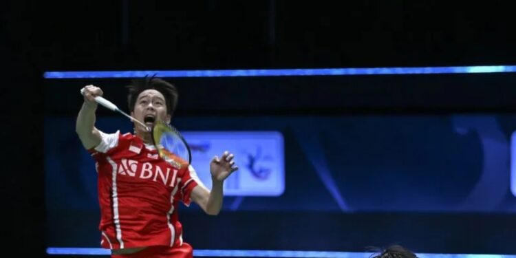 Pebulu tangkis ganda putra Indonesia Kevin Sanjaya Sukamuljo (kiri) dan Mohammad Ahsan (kanan) mengembalikan kok ke arah lawannya pasangan pebulu tangkis ganda putra Jepang Takuro Hoki dan Yugo Kobayashi dalam pertandingan babak semifinal final Piala Thomas 2022 di Impact Arena, Bangkok, Thailand, Jumat (13/5/2022). Kevin/Ahsan menang dengan skor 22-20, 8-21 dan 24-22 dan membawa Indonesia unggul sementara atas Jepang 2-0. (MASAPNEWS/ANT)