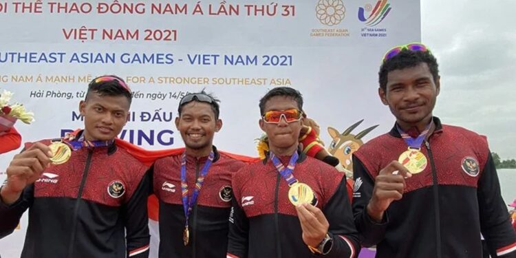 Atlet rowing Indonesia Memo/Edwin Ginanjar/Sulpianto/Rifqi Harits Taufiqurrahman berfoto bersama setelah meraih emas pada nomor Men’s Quadruple Sculls di Hai Phong Rowing and Canoeing Training Center, Hai Phong, Vietnam, Sabtu (14/5/2022). (MASAPNEWS/ANT)