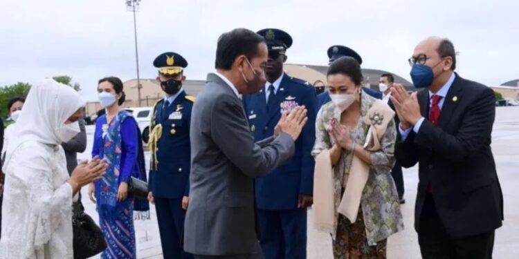 Presiden Joko Widodo dan Ibu Iriana bertolak menuju Tanah Air menggunakan pesawat Garuda Indonesia GIA-1 dari Pangkalan Militer Andrews, Washington DC, Amerika Serikat pada Sabtu (14/5)sekitar pukul 17.38 waktu setempat. (MASAPNEWS/ANT/Muchlis Jr - Biro Pers Sekretariat Presiden)