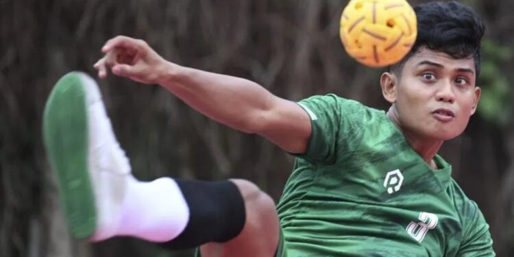 Pemain sepak takraw putra, Muhammad Hardiansyah Muliang melakukan servis saat berlatih dalam Pemusatan Latihan Nasional (Pelatnas) SEA Games Vietnam di Tanjung Priok, Jakarta Utara, Kamis (21/4/2022). (MASAPNEWS/ANT)