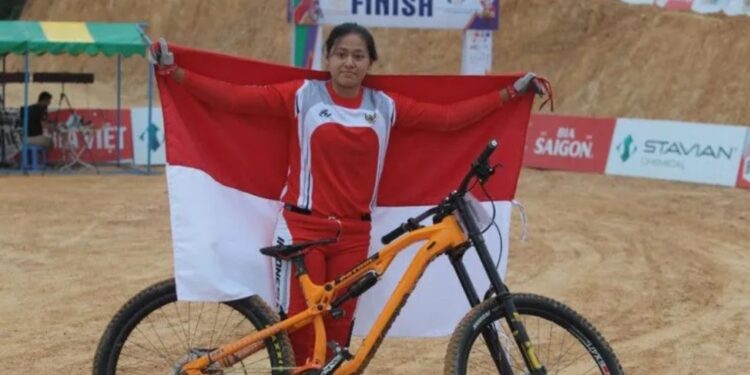 Tiara Andini Prastika menyumbang medali emas untuk Indonesia setelah finis tercepat 3 menit 31,531 detik pada cabang olahraga balap sepeda MTB-Downhill putri di Hoa Binh Gymnastics and Sports Center, Minggu (15/5/2022). (MASAPNEWS/ANT/HO-Nick Hanoatubun/PB ISSI)