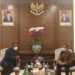 Wakil Presiden Zimbabwe Constantino Chiwenga (kiri) disambut Duta Besar RI untuk Zimbabwe Dewa Made J. Sastrawan (kanan) dan sejumlah pejabat Indonesia di ruang VIP terminal 3 Bandara International Soekarno-Hatta pada Minggu (15/5/2022). (MASAPNEWS/ANT/HO-KBRI Harare)