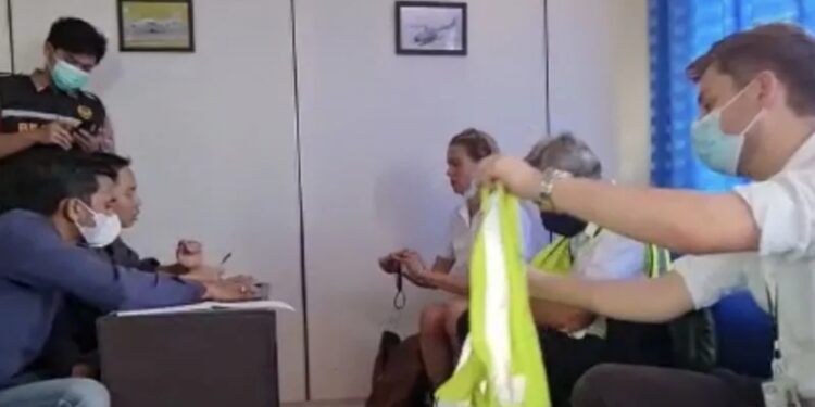 Tiga awak pesawat terbang ilegal asal Inggris dalam pemeriksaan di Bandara Hang Nadim (MASAPNEWS/ANT/HO-Humas TNI AU)