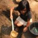 Arsip - Seorang anak warga Cibadak, Lebak, Banten mengambil air di sumur resapan irigasi sawah yang sudah mengering (12/9/2015). (MASAPNEWS/ANT)