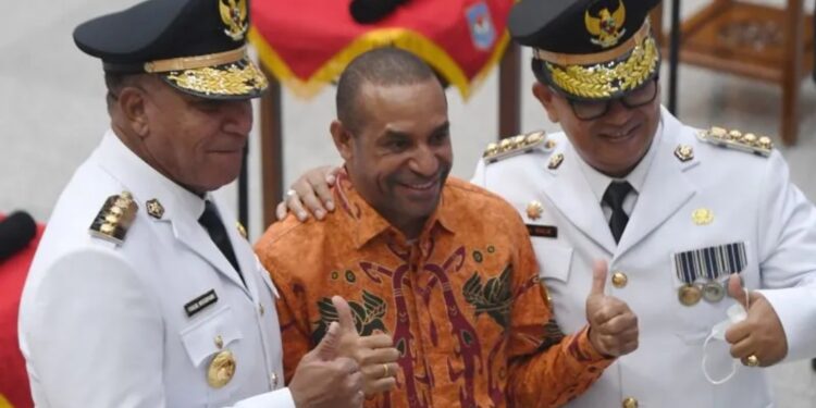 Pj. Gubernur Papua Barat Paulus Waterpauw (kiri) dan Pj. Gubernur Sulawesi Barat Akmal Malik (kanan) berfoto bersama kerabatnya saat pelantikan lima penjabat gubernur di Kemendagri, Jakarta, Kamis (12/5/2022). Mendagri Tito KarnavianÊmelantik lima penjabat gubernur, yaitu Deputi Bidang Pengelolaan Potensi Kawasna Perbatasan di Badan Nasional Pengelolaan Perbatasan (BNPP)ÊPaulus WaterpauwÊsebagai Pj. Gubernur Papua Barat,ÊSekretaris Daerah Banten Al Muktabar sebagai Pj. Gubernur Banten, Direktur Jenderal Otonomi Daerah Kemendagri Akmal Malik sebagai Pj. Gubernur Sulawesi Barat, Direktur Jenderal Mineral dan Batubara Kementerian Energi dan Sumber Daya Mineral (ESDM) Ridwan Jamaludin sebagai Pj. Gubernur Bangka Belitung, serta Staf Ahli Bidang Budaya Sportivitas Menteri Pemuda dan Olahraga (Menpora) Hamka Hendra Noer sebagai Pj. Gubernur Gorontalo. (MASAPNEWS/ANT)