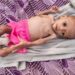 Anak lelaki usia satu tahun yang kekurangan gizi Jiad Muhammad Jalal terbaring di matras di sebuah kamp pengungsi di Hajja, Yaman, Jumat (15/4/2022). Foto diambil tanggal 15 April 2022. (MASAPNEWS/ANT/REUTERS)