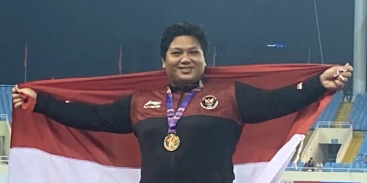 Atlet tolak peluru Eki Febri Erawati melakukan selebrasi di atas podium setelah menyabet emas SEA Games ke-31 di Hanoi National Sports Complex, Stadion Nasional My Dinh, Hanoi, Vietnam, Selasa (17/5/2022). (MASAPNEWS/ANT)