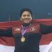 Atlet tolak peluru Eki Febri Erawati melakukan selebrasi di atas podium setelah menyabet emas SEA Games ke-31 di Hanoi National Sports Complex, Stadion Nasional My Dinh, Hanoi, Vietnam, Selasa (17/5/2022). (MASAPNEWS/ANT)