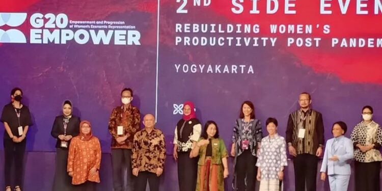 Menteri Koperasi dan UKM Teten Masduki (depan dua kiri), Menteri Pemberdayaan Perempuan dan Perlindungan Anak Bintang Puspayoga (depan kiri tiga) beserta sejumlah peserta saat pembukaan Plenary Meeting Kedua G20 Empower di Yogyakarta, Rabu (18/5/2022). (MASAPNEWS/ANT)