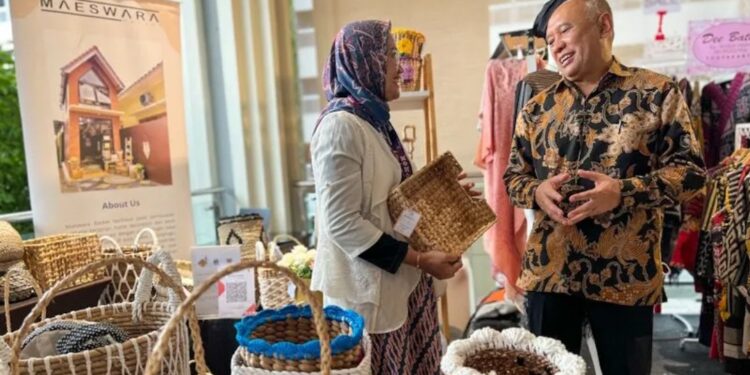 Menteri Koperasi dan UKM Teten Masduki saat berbincang dengan salah satu pelaku UMKM yang mengisi bazaar di sela kegiatan G20 Empower di Yogyakarta, Rabu (18/5/2022) (MASAPNEWS/ANT)