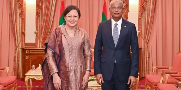 Duta Besar RI untuk Maladewa Dewi Gustina Tobing (kiri) bertemu dengan Presiden Maladewa Ibrahim Mohamed Solih (kanan) di Istana Presiden Maladewa di Male pada Selasa (17/5/2022). (MASAPNEWS/ANT/HO-KBRI Colombo)