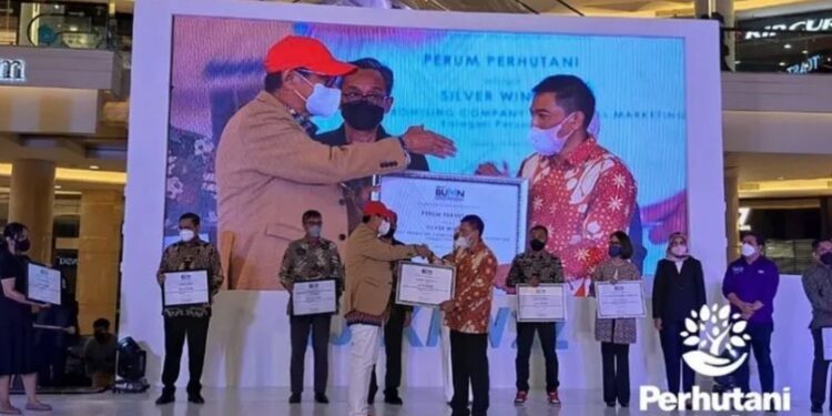 Perum Perhutani yang diwakili Kepala Divisi Komersial Hasil Hutan Bukan Kayu (HHBK), Sukasno menerima penghargaan “Silver Winner untuk The Most Promising Company In Tactical Marketing” kategori Perusahaan Badan Usaha Milik Negara (BUMN) dalam ajang BUMN Entreprenurial Marketers Award 2022. (MASAPNEWS/ANT/HO-Perhutani)