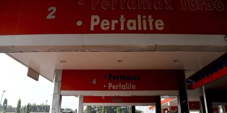 Petugas melayani pengisian BBM di SPBU Tol Sidoarjo 54.612.48, Sidoarjo, Jawa Timur, Senin (11/4/2022). Pemerintah menetapkan Pertalite sebagai jenis BBM khusus penugasan yang dijual dengan harga Rp7.650 per liter dan Biosolar Rp5.510 per liter, sementara jenis Pertamax harganya disesuaikan untuk menjaga daya beli masyarakat yakni menjadi Rp 12.500 per liter dimana Pertamina masih menanggung selisih Rp3.500 dari harga keekonomiannya sebesar Rp16.000 per liter di tengah kenaikan harga minyak dunia. (MASAPNEWS/ANT)