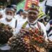 Sejumlah pengunjuk rasa yang tergabung dalam Asosiasi Petani Kelapa Sawit Indonesia (Apkasindo) membawa buah sawit saat berunjuk rasa di depan Kantor Kementerian Koordinator Bidang Perekonomian, Jakarta, Selasa (17/5/2022). Dalam aksinya, mereka mendesak Menko Perekonomian Airlangga Hartarto agar membuat kebijakan yang dapat menolong petani sawit di Indonesia. (MASAPNEWS/ANT)