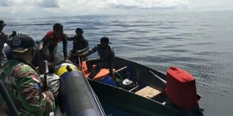 Petugas Pengawasan Sumber Daya Kelautan dan Perikanan menangkap nelayan yang melakukan aksi pengeboman ikan di Laut Sulawesi. (MASAPNEWS/ANT/HO-KKP)