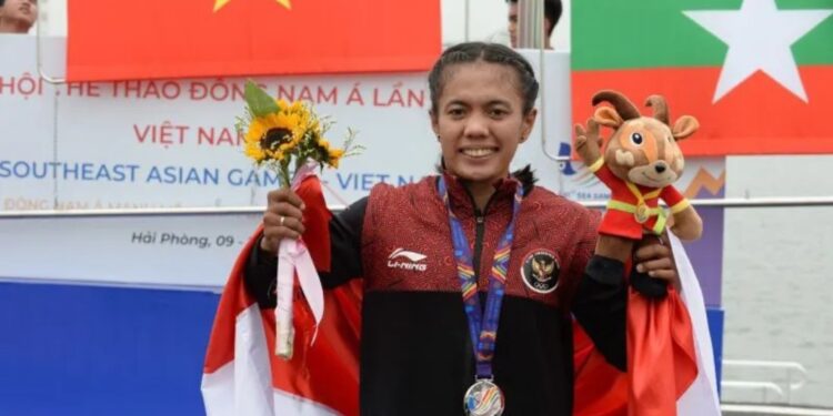 Atlet dayung Riska Andriyani berpose setelah mendapatkan medali perak nomor 1.000 meter kano single putri SEA Games 2021 di Hai Phong, Vietnam, Selasa (17/5/2022). (MASAPNEWS/HO/NOC Indonesia)