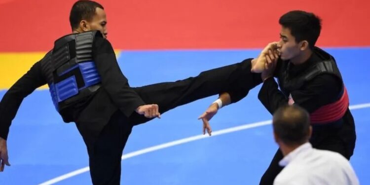 Pesilat Indonesia M Khoiruddin Mustakim (kiri) berhadapan dengan wakil Malaysia Muhammad Hairi Adib Bin Azhar pada pertandingan kelas B putra 50-55 Kg SEA Games Vietnam 2021 di Bac Tu Liem Stadium, Hanoi, Vietnam, Senin (16/5/2022). (MASAPNEWS/ANT)