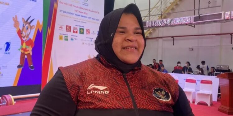 Atlet angkat besi Nurul Akmal usai upacara penyerahan medali di Hanoi Sports Training and Competition Center, Hanoi, Vietnam, Minggu (22/5/2022). (MASAPNEWS/ANT)