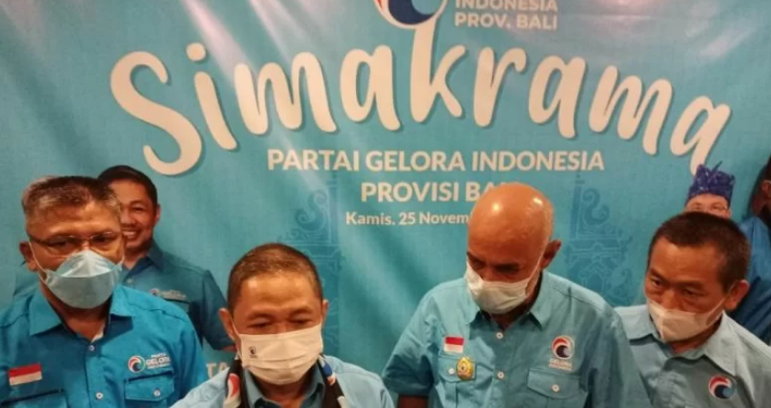 Ketua Umum Partai Gelombang Rakyat (Gelora) Indonesia Anis Matta didampingi jajaran fungsionaris di sela-sela Simakrama Gelora Bali di Denpasar, Kamis (25/11/2021) malam. (ANT/IST)