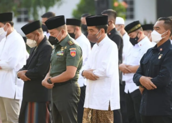 Presiden Joko Widodo (kedua kanan) menunaikan Shalat Idul Fitri 1433 H di halaman Gedung Agung, Istana Kepresidenan Yogyakarta, Senin (2/5/2022). (ANT/IST)