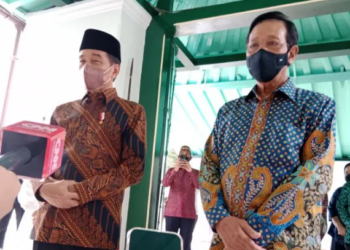Presiden RI Joko Widodo didampingi Gubernur DIY Sri Sultan Hamengku Buwono X di Keraton Yogyakarta, Senin. (ANT)